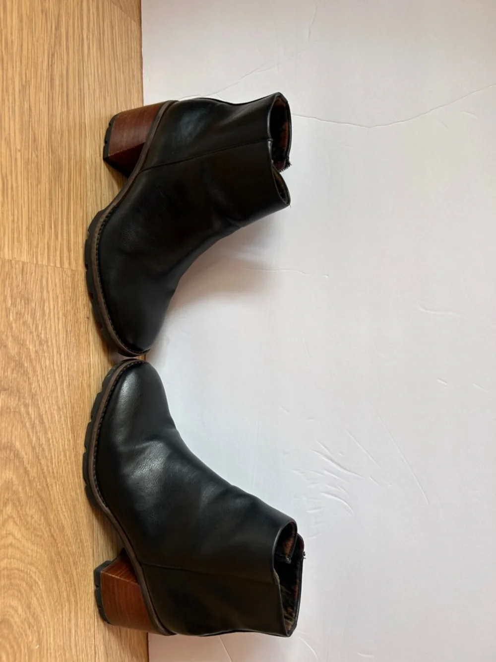 Korks Black Leather Ankle Boots Block Heel Zip Lug Sole Comfort size 6 M